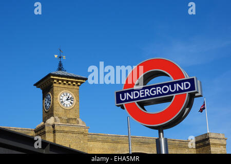 U-Bahn-Schild am Kings Cross Railway Station, London, England, UK Stockfoto