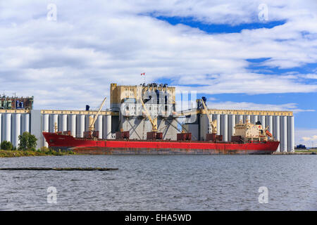 Fracht Schiffsbeladung Getreide am Lake Superior, Thunder Bay, Ontario, Kanada Stockfoto