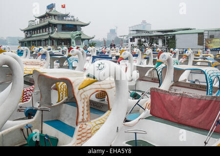 Geformten Vogel Tretboot Schwan, Boote, am Westsee, Hanoi, Vietnam, Hanoi, Ho Tay hausieren. Stockfoto