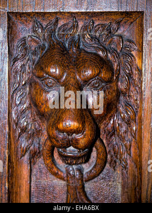 Eine dunkle Holzschnitzerei eines Löwen. Stockfoto