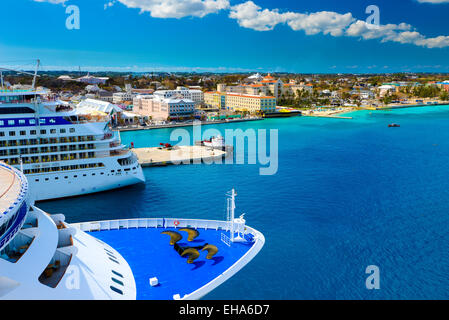 Kreuzfahrtschiffe im Hafen Nassau Bahamas Stockfoto