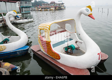Geformten Vogel Tretboot Schwan, Boote, am Westsee, Hanoi, Vietnam, Hanoi, Ho Tay hausieren. Stockfoto