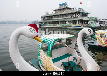 Geformten Vogel Tretboot Schwan, Boote, am Westsee, Hanoi, Vietnam, Hanoi, Ho Tay hausieren. Stockfoto