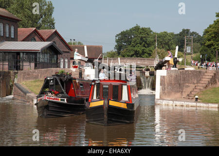 Zwei Narrowboats verlassen doppelte sperren 42 des Hatton-Fluges am Grand Union Canal in der Nähe von Warwick Stockfoto
