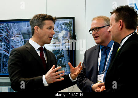 Kopenhagen, Dänemark. 10. März 2015. Seine königliche Hoheit Kronprinz Frederik (Foto, links) trifft Vertreter von Siemens Wind Energy am Stand Firma auf der EWEA in Kopenhagen Credit: OJPHOTOS/Alamy Live News Stockfoto