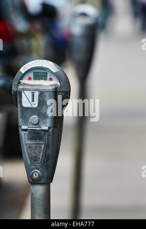 Graue Parkuhr in London, UK im Einsatz Stockfoto