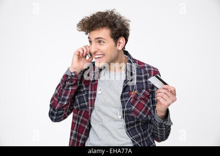 Glücklicher Mann am Telefon sprechen und halten Kreditkarte Stockfoto