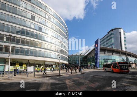 Gateway-Haus und Piccadilly Bahnhof Eingang Manchester, England Stockfoto