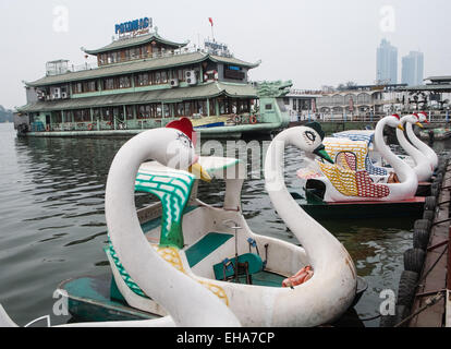Geformten Vogel Tretboot Schwan, Boote, am Westsee, Hanoi, Vietnam, Hanoi, Ho Tay hausieren. Stockfoto