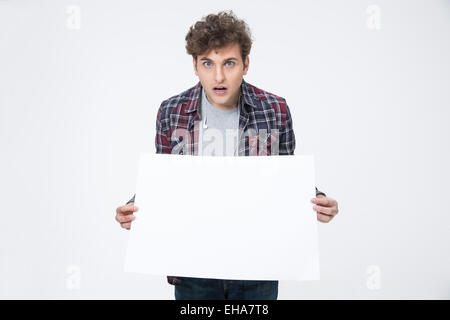 Porträt eines jungen überrascht leeres Papier halten Stockfoto