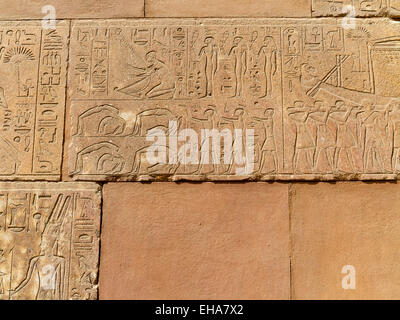 Reliefs in der Roten Kapelle der Königin Hatshepsut im Freilichtmuseum in Karnak Luxor Ägypten Stockfoto