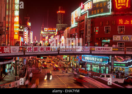 Nachtansicht des geschäftigen Nanjing Road (Jahr 1990), Shanghai, China Stockfoto