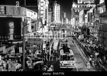 Nachtansicht des geschäftigen Nanjing Road (Jahr 1990), Shanghai, China Stockfoto