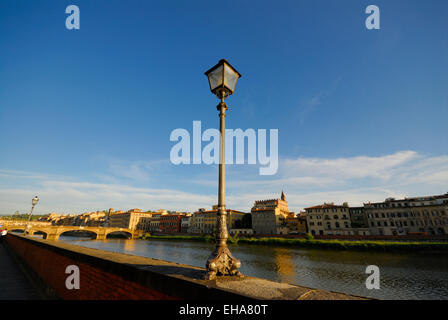 Alte verzierte Laterne am Lungarno Degli Acciaiuoli Straße neben Arno Fluss (Ponte Santa Trinita-Brücke), Florenz, Italien Stockfoto