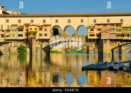 Ponte Vecchio in der Dämmerung - eine berühmte Brücke über den Fluss Arno, Florenz, Toskana, Italien Stockfoto