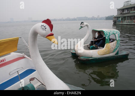 Geformten Vogel Tretboot Schwan, Boote, am Westsee, Hanoi, Vietnam, Hanoi, Ho Tay hausieren. Stockfoto