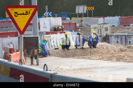 Doha, Katar. 10. März 2015. Bauarbeiter arbeiten auf einer Baustelle in Doha, Katar, 10. März 2015. Qata soll die 2022-Fußball-Welt zu beherbergen. Katar zog internationale Kritik bezüglich der Abstimmung auf die WM und in Bezug auf die Arbeitsbedingungen der ausländischen Bauarbeitern und Buiders. Foto: Bernd von Jutrczenka/Dpa/Alamy Live News Stockfoto