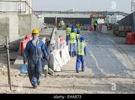 Doha, Katar. 10. März 2015. Bauarbeiter arbeiten auf einer Baustelle in Doha, Katar, 10. März 2015. Qata soll die 2022-Fußball-Welt zu beherbergen. Katar zog internationale Kritik bezüglich der Abstimmung auf die WM und in Bezug auf die Arbeitsbedingungen der ausländischen Bauarbeitern und Buiders. Foto: Bernd von Jutrczenka/Dpa/Alamy Live News Stockfoto