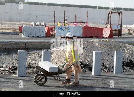 Doha, Katar. 10. März 2015. Bauarbeiter arbeiten auf einer Baustelle in Doha, Katar, 10. März 2015. Qata soll die 2022-Fußball-Welt zu beherbergen. Katar zog internationale Kritik bezüglich der Abstimmung auf die WM und in Bezug auf die Arbeitsbedingungen der ausländischen Bauarbeitern und Buiders. Foto: Bernd von Jutrczenka/Dpa/Alamy Live News Stockfoto