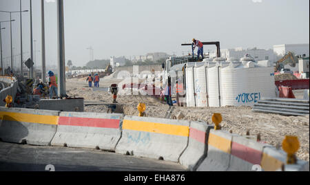 Doha, Katar. 10. März 2015. Bauarbeiter arbeiten auf einer Baustelle in Doha, Katar, 10. März 2015. Qata soll die 2022-Fußball-Welt zu beherbergen. Katar zog internationale Kritik bezüglich der Abstimmung auf die WM und in Bezug auf die Arbeitsbedingungen der ausländischen Bauarbeitern und Buiders. Foto: Bernd von Jutrczenka/Dpa/Alamy Live News Stockfoto