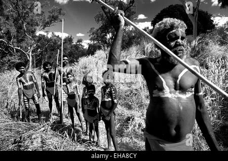 Gruppe der Aborigines trekking in den Busch, Northern Territory, Australien Stockfoto