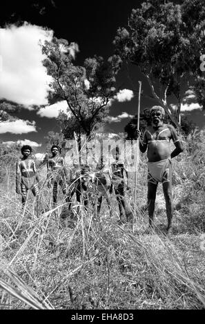 Gruppe der Aborigines trekking in den Busch, Northern Territory, Australien Stockfoto