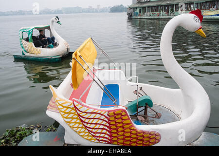 Geformten Vogel Tretboot Schwan, Boote, am Westsee, Hanoi, Vietnam, Hanoi, Ho Tay hausieren. Stockfoto