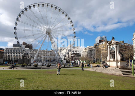 Manchester UK: Große Riesenrad in Manchester Piccadilly Gardens Stockfoto