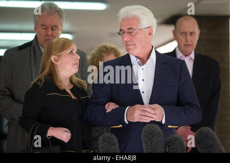 Vereinigtes Königreich, London: Publizist Max Clifford in Southwark Crown Court im Zentrum von London kommt, hat die Jury im Ruhestand, um die 11 Ladungen der unzüchtige Handlungen gegen Herrn Clifford am 23. April 2014 betrachten. Stockfoto