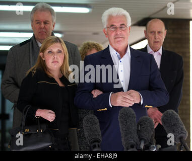 Vereinigtes Königreich, London: Publizist Max Clifford in Southwark Crown Court im Zentrum von London kommt, hat die Jury im Ruhestand, um die 11 Ladungen der unzüchtige Handlungen gegen Herrn Clifford am 23. April 2014 betrachten. Stockfoto