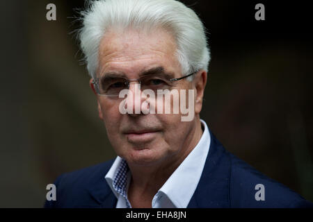 Vereinigtes Königreich, London: Publizist Max Clifford in Southwark Crown Court im Zentrum von London kommt, hat die Jury im Ruhestand, um die 11 Ladungen der unzüchtige Handlungen gegen Herrn Clifford am 23. April 2014 betrachten. Stockfoto