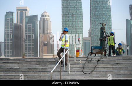 Doha, Katar. 10. März 2015. Bauarbeiter arbeiten auf einer Baustelle in Doha, Katar, 10. März 2015. Qata soll die 2022-Fußball-Welt zu beherbergen. Katar zog internationale Kritik bezüglich der Abstimmung auf die WM und in Bezug auf die Arbeitsbedingungen der ausländischen Bauarbeitern und Buiders. Foto: Bernd von Jutrczenka/Dpa/Alamy Live News Stockfoto