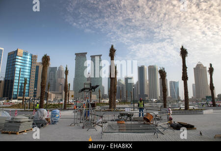 Doha, Katar. 10. März 2015. Ein Blick auf Bauherren und Baufahrzeugen bei der Arbeit auf einer Baustelle in Doha, Katar, 10. März 2015. Qata soll die 2022-Fußball-Welt zu beherbergen. Katar zog internationale Kritik bezüglich der Abstimmung auf die WM und in Bezug auf die Arbeitsbedingungen der ausländischen Bauarbeitern und Buiders. Foto: Bernd von Jutrczenka/Dpa/Alamy Live News Stockfoto