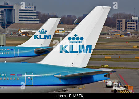 zwei KLM-Heck-Flügel am Flughafen Amsterdam-schiphol Stockfoto