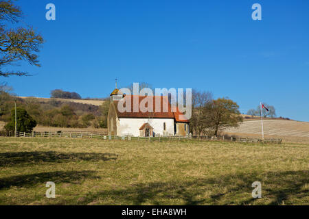 Saint Marys Kirche aus dem 12. Jahrhundert Upwaltham in einem Feld in der South Downs von England. Lokal wie die Kirche im Bereich bekannt. Stockfoto