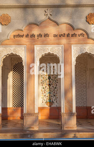 Der neue Gurdwara Tempel in Gravesend, Kent. Nach dem Vorbild der goldenes Tempel af Amritsar Stockfoto