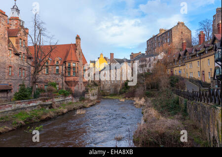 Das Wasser von Leith fließt durch Dean Village in Edinburgh. Stockfoto