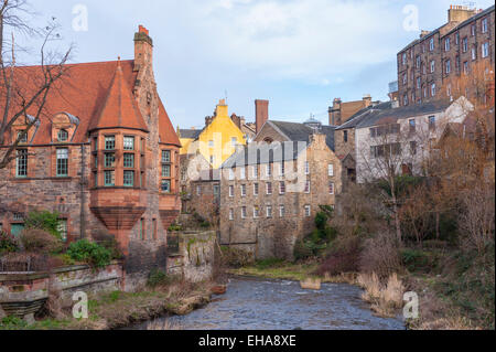 Das Wasser von Leith fließt durch Dean Village in Edinburgh. Stockfoto