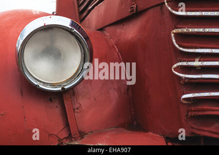 Alten Bus Leuchtfeuer Details, rote Alter Metall um ihn herum. Stockfoto