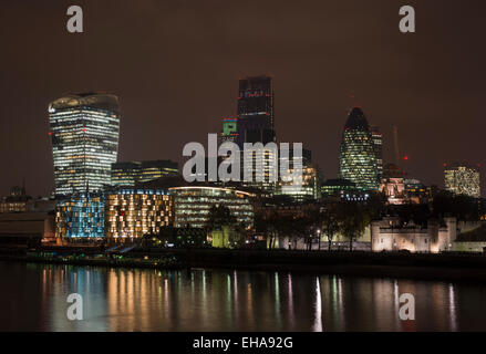 Der Londoner Skyline bei Nacht Stockfoto