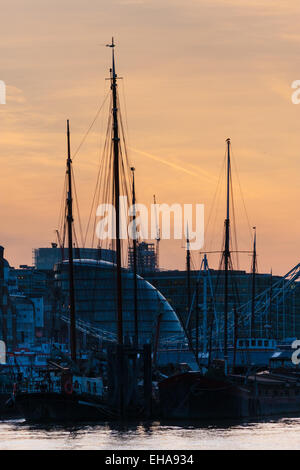 London, UK. 10. März 2015. Wetter: Die Sonne geht über London nach einem warmen Frühlingstag früh. Im Bild: Kredit: Paul Davey/Alamy Live-Nachrichten Stockfoto