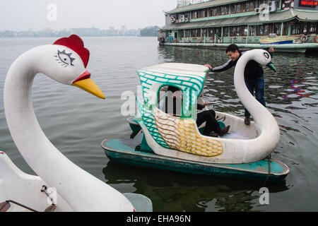Geformten Vogel Tretboot Schwan, Boote, am Westsee, Hanoi, Vietnam, Hanoi, Ho Tay hausieren. Stockfoto