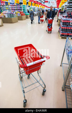 Leere rote Warenkorb im Inneren des Auchan-Shop. Stockfoto