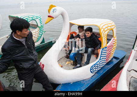 Geformten Vogel Tretboot Schwan, Boote, am Westsee, Hanoi, Vietnam, Hanoi, Ho Tay hausieren. Stockfoto