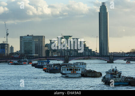 Einen Blick auf die Vauxhall-Turm und St. George Wharf an der Themse Stockfoto