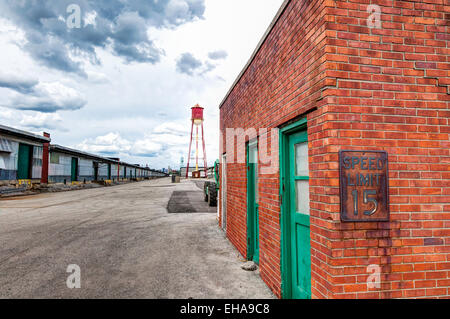 Ein alten, rostigen 15 km/h Höchstgeschwindigkeit Zeichen auf einem Backsteingebäude in eine alte Speicherstadt. Stockfoto