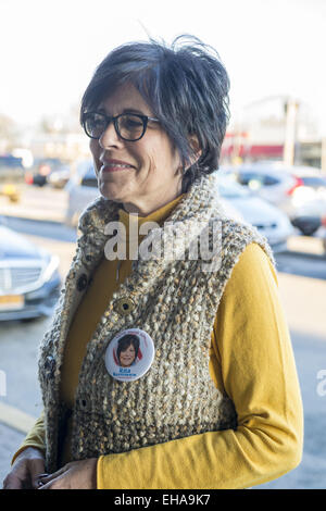 Merrick, New York, USA. 9. März 2015. RITA KESTENBAUM, 56, Bellmore, Kandidat der Demokraten für das Nassau County Gesetzgeber 19. Bezirk, trägt eine Schaltfläche "Kampagne", wie sie am Bahnhof Merrick am Vorabend des Wahltages Kampagnen. Kestenbaum, Gewehrsteuerung Aktivist und republikanischen S. Rhoads, 46, der Bellmore, stehen einander in eine Nachwahl statt, um die freie Stelle als ehemalige Gesetzgeber D. Denenberg (D-Merrick) trat zurück, nachdem er schuldiges zu Kapitalverbrechen Mail-betrug plädierte zu füllen. Die Kestenbaum Tochter Carol und ein Freund wurden in 2007 ermordet. (Kredit-Bild: © Ann Parry/ZUMA Wi Stockfoto