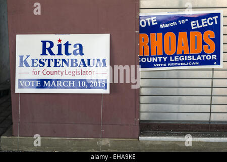 Merrick, New York, USA. 9. März 2015. Politische Zeichen für Nassau County Gesetzgeber 19. Bezirk Kandidaten, Rita Kestenbaum, der Bellmore, Kandidat der Demokraten und Steve Rhoads Bellmore republikanischen Kandidaten stehen am Bahnhof Merrick am Vorabend des Wahltages. Kestenbaum und Rhoads stehen einander in eine Nachwahl statt, um die freie Stelle als ehemalige Gesetzgeber D. Denenberg (D-Merrick) trat zurück, nachdem er schuldiges zu Kapitalverbrechen Mail-betrug plädierte zu füllen. Bildnachweis: Ann Parry/ZUMA Draht/Alamy Live-Nachrichten Stockfoto