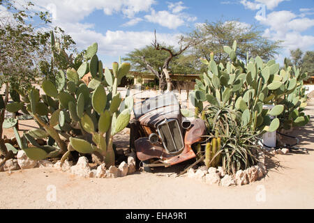 Verlassene Auto in der Nähe einer Tankstelle im Solitaire in der Namib-Wüste, Namibia. Stockfoto