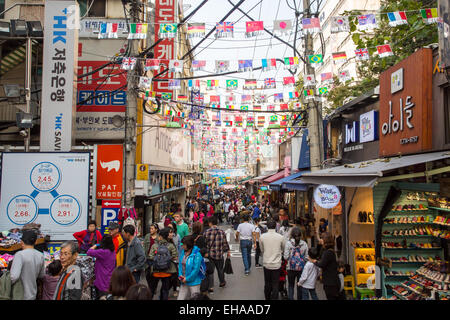 Seoul, Südkorea - 25. Oktober 2014: die beschäftigt und traditionellen Nam Dae Mun Markt in der Mitte ein Herbsttag Stockfoto